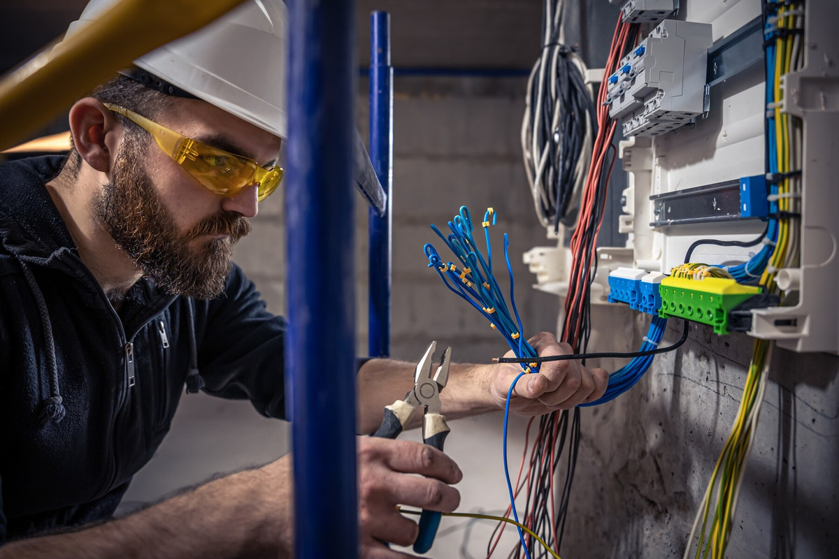 Czemu do przeróbek instalacji elektrycznej warto wynająć fachowca