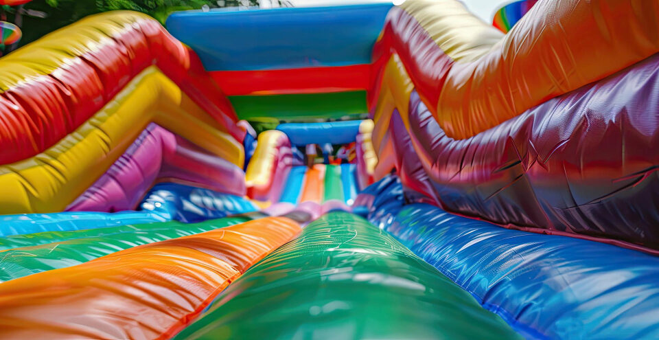 Jak zadbać o bezpieczeństwo na dmuchańcu – co trzeba wiedzieć?