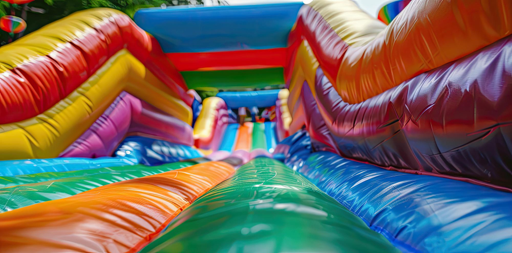 Jak zadbać o bezpieczeństwo na dmuchańcu – co trzeba wiedzieć?